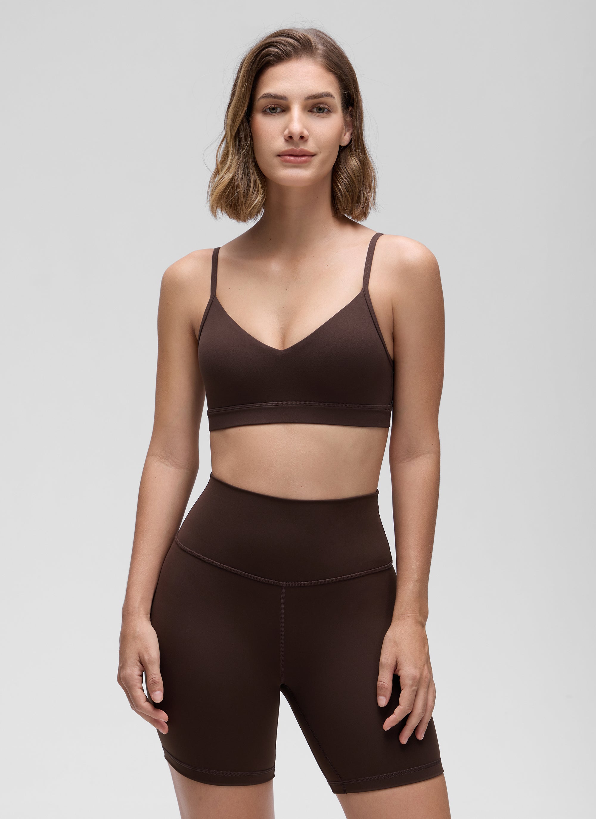 CRZ YOGA Butterluxe Bra Sukan Berlapik Yoga Kamisol Leher V Wanita Coklat Panas Fudge