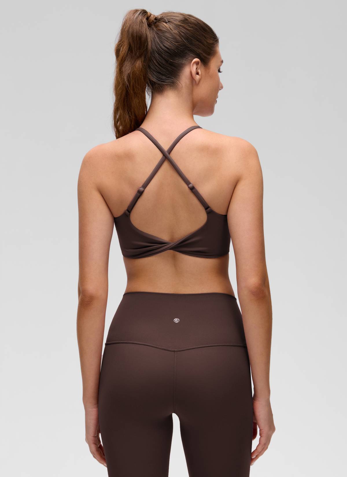 CRZ YOGA Wanita Butterluxe Bra Sukan Yoga Scoop Neck Twist Cross Back Coklat Panas Fudge