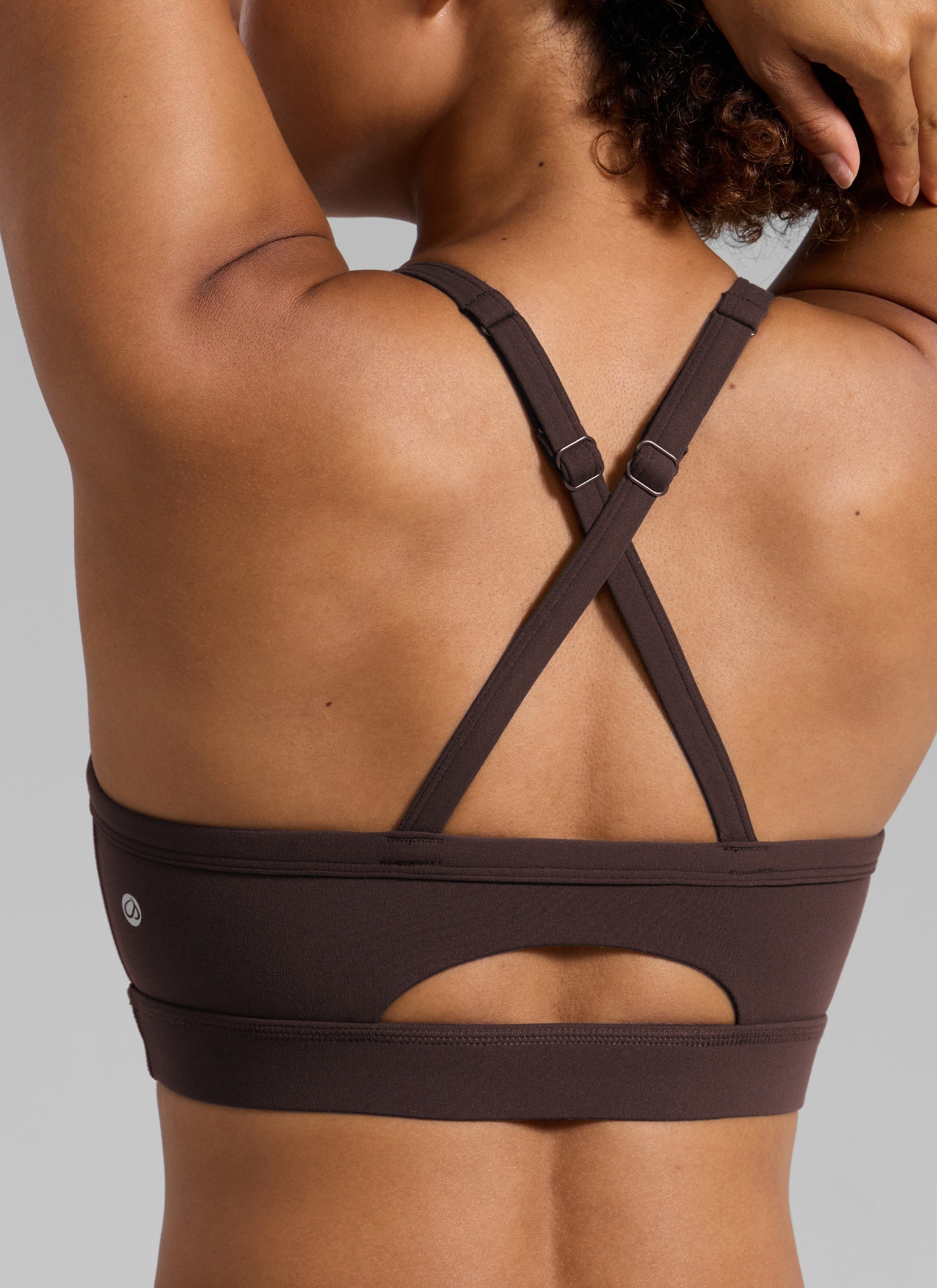 CRZ YOGA Wanita Butterlift Bra Sukan Lubang Kunci Leher U Yoga Bersilang Belakang Coklat Panas Fudge