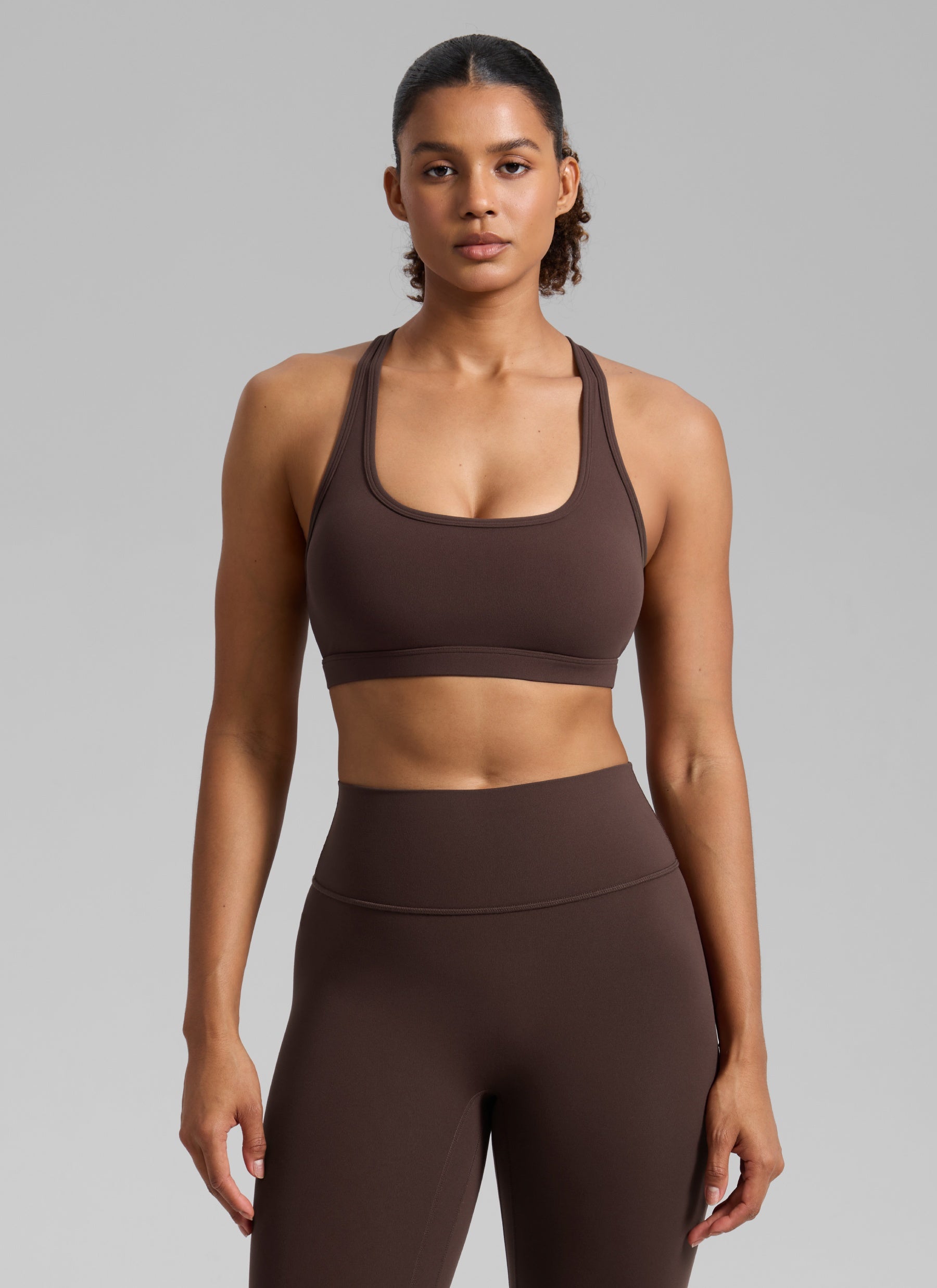 CRZ YOGA Wanita Butterlift Bra Sukan Lubang Kunci Leher U Yoga Racerback Coklat Panas Fudge