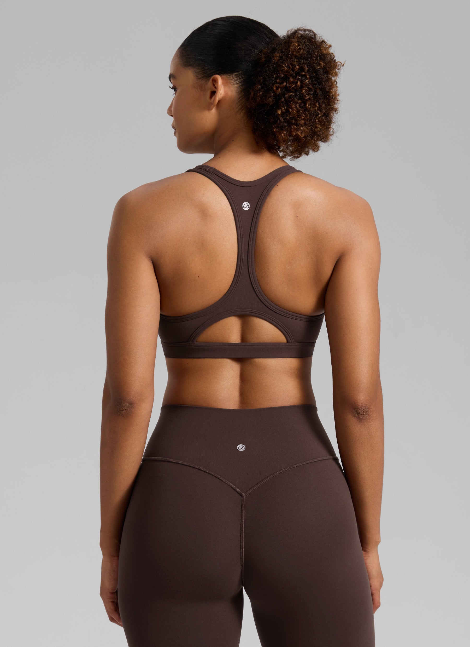 CRZ YOGA Wanita Butterlift Bra Sukan Lubang Kunci Leher U Yoga Racerback Coklat Panas Fudge