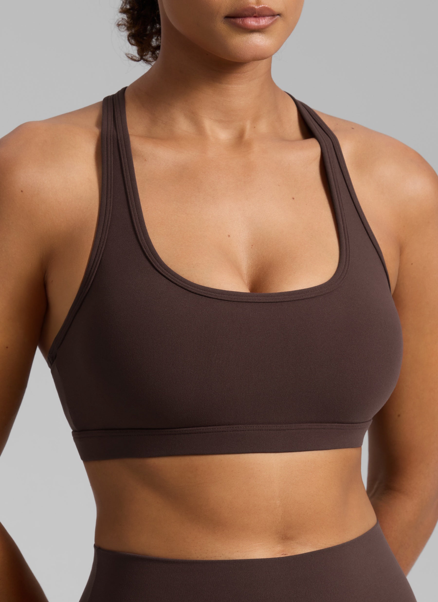 CRZ YOGA Wanita Butterlift Bra Sukan Lubang Kunci Leher U Yoga Racerback Coklat Panas Fudge