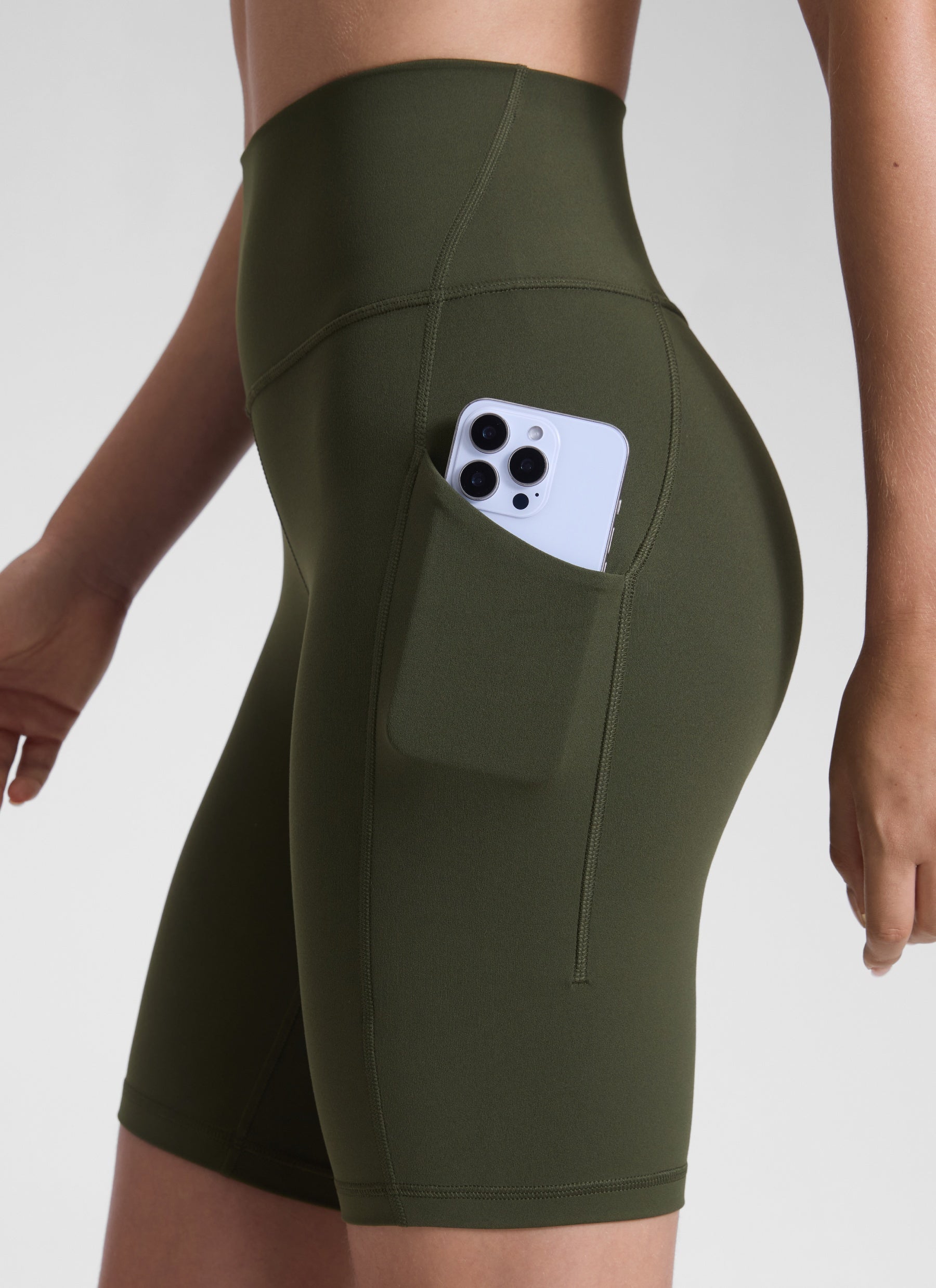 CRZ YOGA Yoga Wanita Bertingkat Tinggi Biker Butterluxe Seluar Pendek Poket 8'' Hijau Zaitun