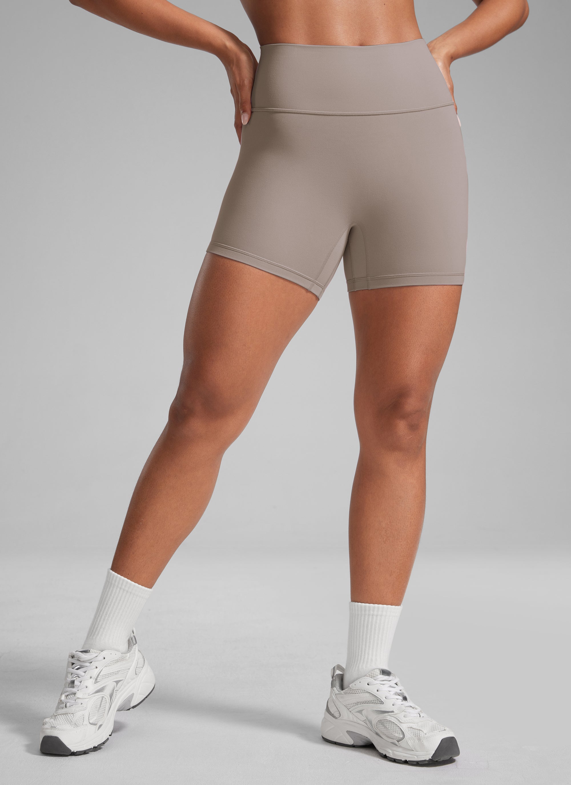 CRZ YOGA Wanita Butterlift Seluar Pendek Biker Senaman Atheletik Scrunch Butt Latte Berkrim