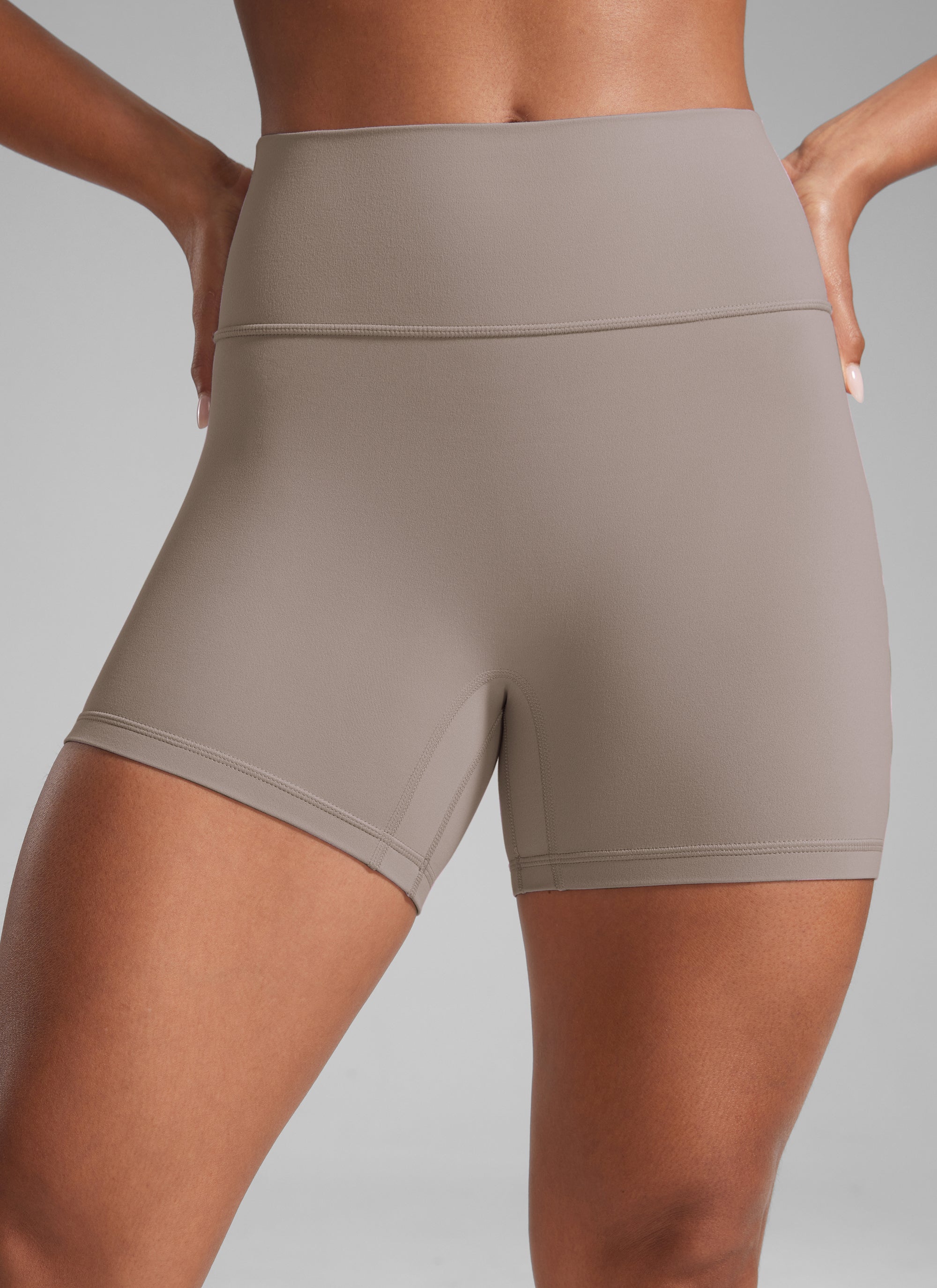 CRZ YOGA Wanita Butterlift Seluar Pendek Biker Senaman Atheletik Scrunch Butt Latte Berkrim