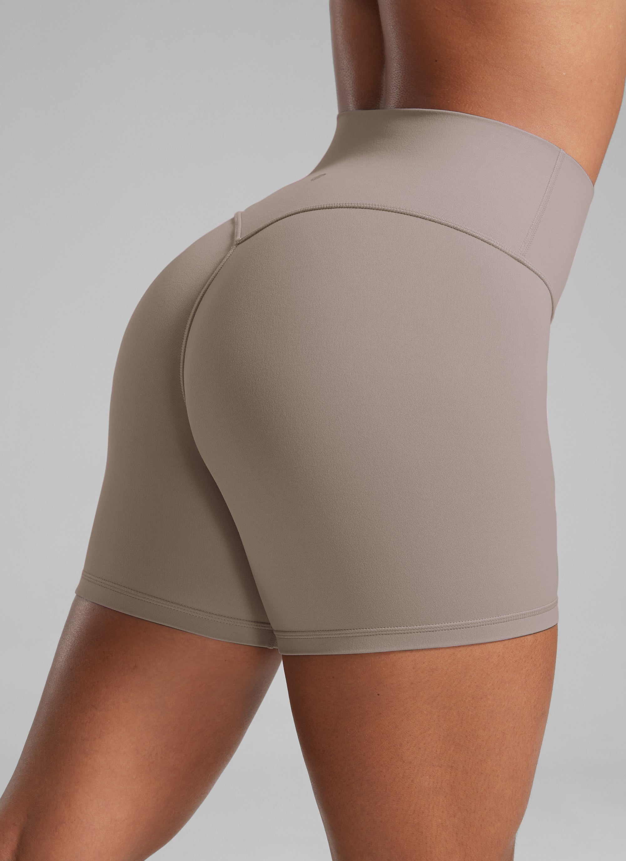CRZ YOGA Wanita Butterlift Seluar Pendek Biker Senaman Atheletik Scrunch Butt Latte Berkrim