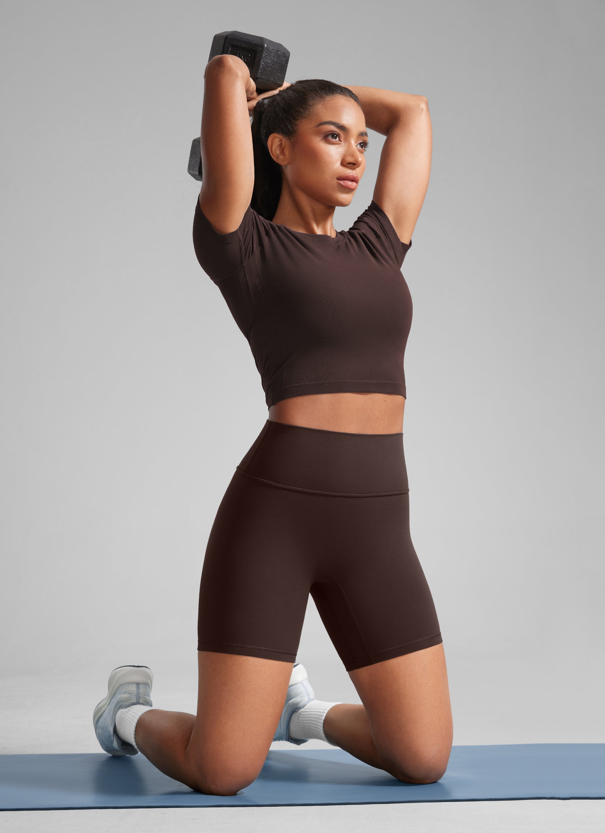 CRZ YOGA Butterlift Seluar Pendek Biker Wanita Scrunch Butt 6'' Tanpa Jahitan Depan Coklat Panas Fudge