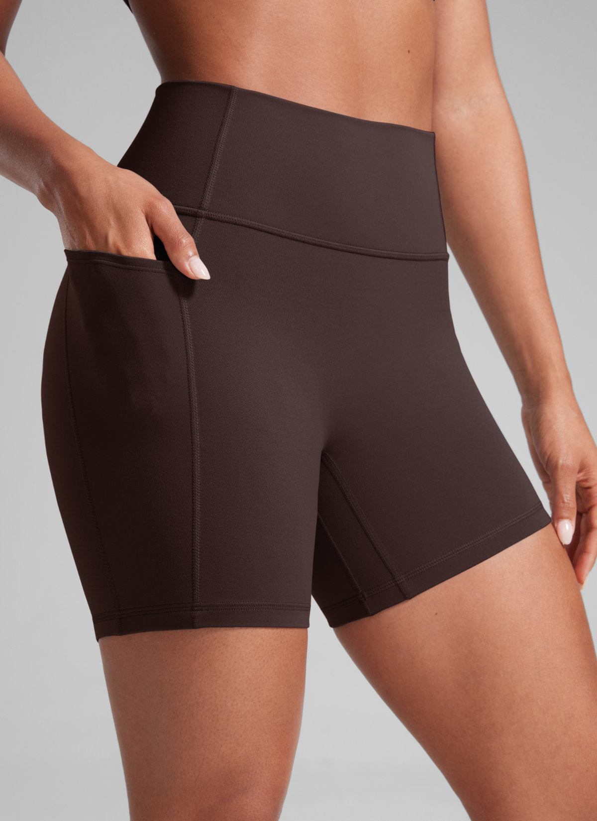 CRZ YOGA Butterlift Seluar Pendek Biker Poket Tanpa Jahitan Depan Wanita 5'' Coklat Fudge Panas